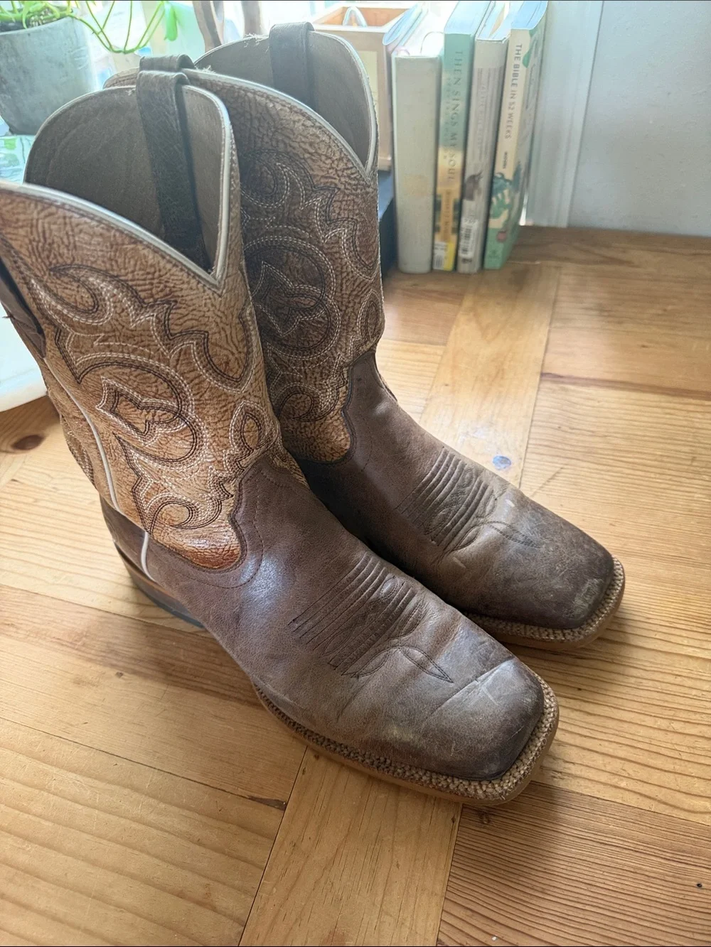 Ariat Brown Tan Leather Western Cowboy Boots- barely worn.